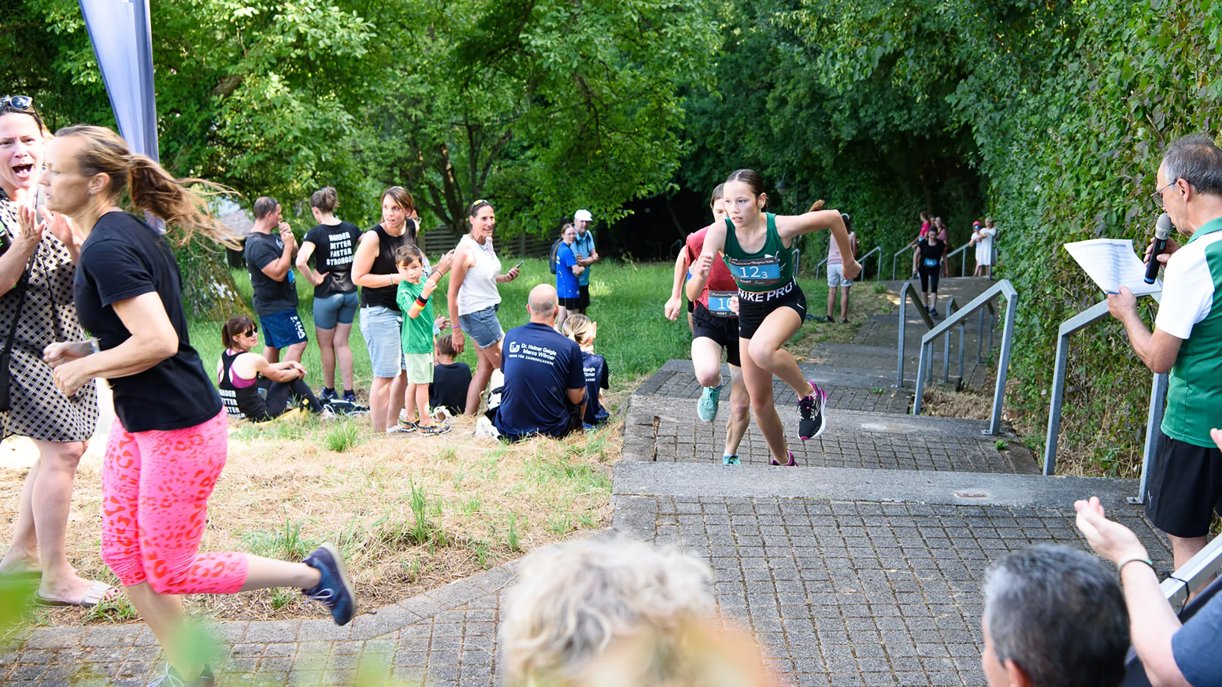 Laufende Teams beim Stäffeles-Wetz an der Treppe